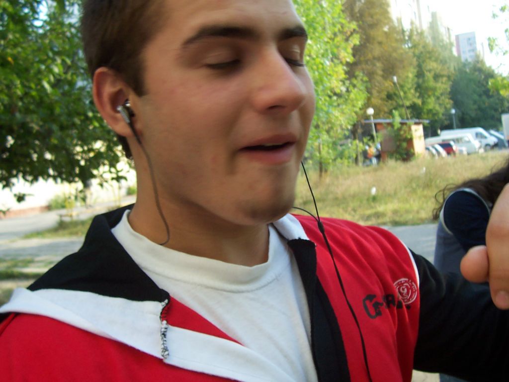 Батенце, в ритъм клатя се, батенце, в транс съм, батенце... Батенце, в ритъм клатя се, батенце, в транс съм, батенце...