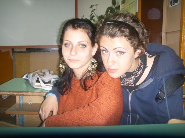 Аз с едно от момичетата дето прекалено много ме засенчват :P Аз с едно от момичетата дето прекалено много ме засенчват :P