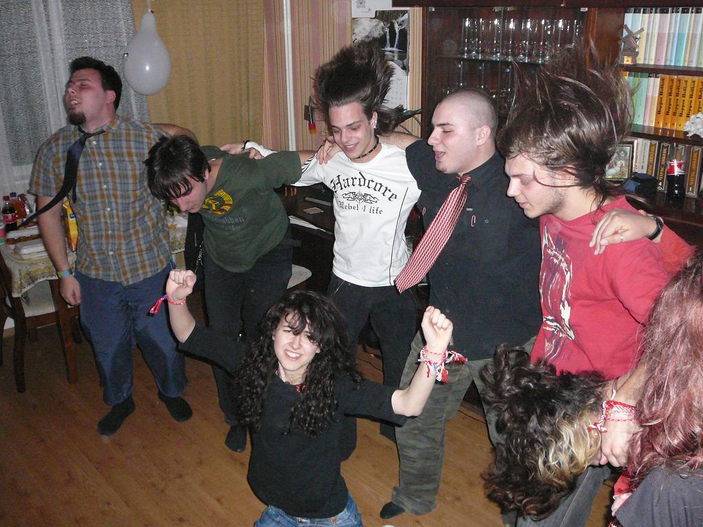 \grupa Komunal blagodarq na svoite fenove!